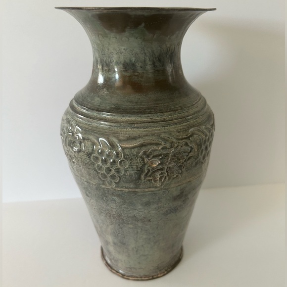 Vintage 10” Hosley Pickled Finish Metal Embossed Grape Design Vase - NWT - Picture 8 of 8